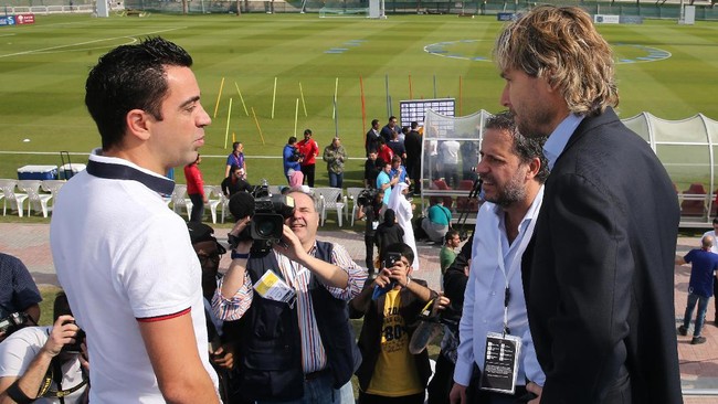 Legenda Barcelona Xavi Hernandez tidak yakin bisa sukses melatih di Camp Nou sekaligus menampik rumor melatih timnas Spanyol.