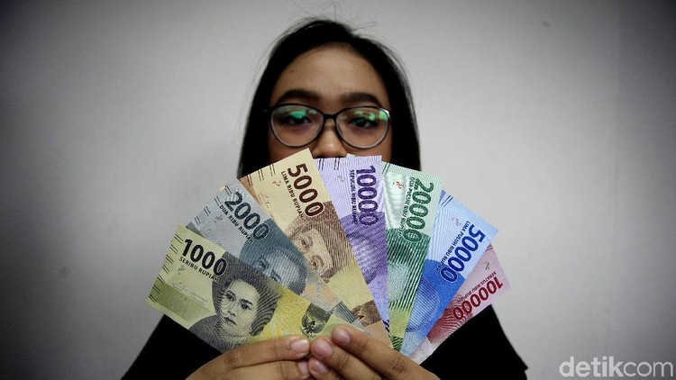 Apakah Bunda termasuk orang yang sering lupa membawa uang tunai? Hmm, merasa kerepotan atau biasa saja, Bun, saat hal itu terjadi?