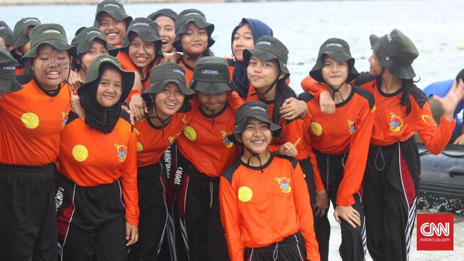 Serunya Berlatih Kedisiplinan dan Kekompakan di Laut