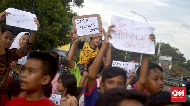 Seorang anak berusia lima tahun berinisial RI meninggal dunia akibat terlindas bus Sinar Dempo di Pelabuhan Merak, usai meminta klakson telolet.