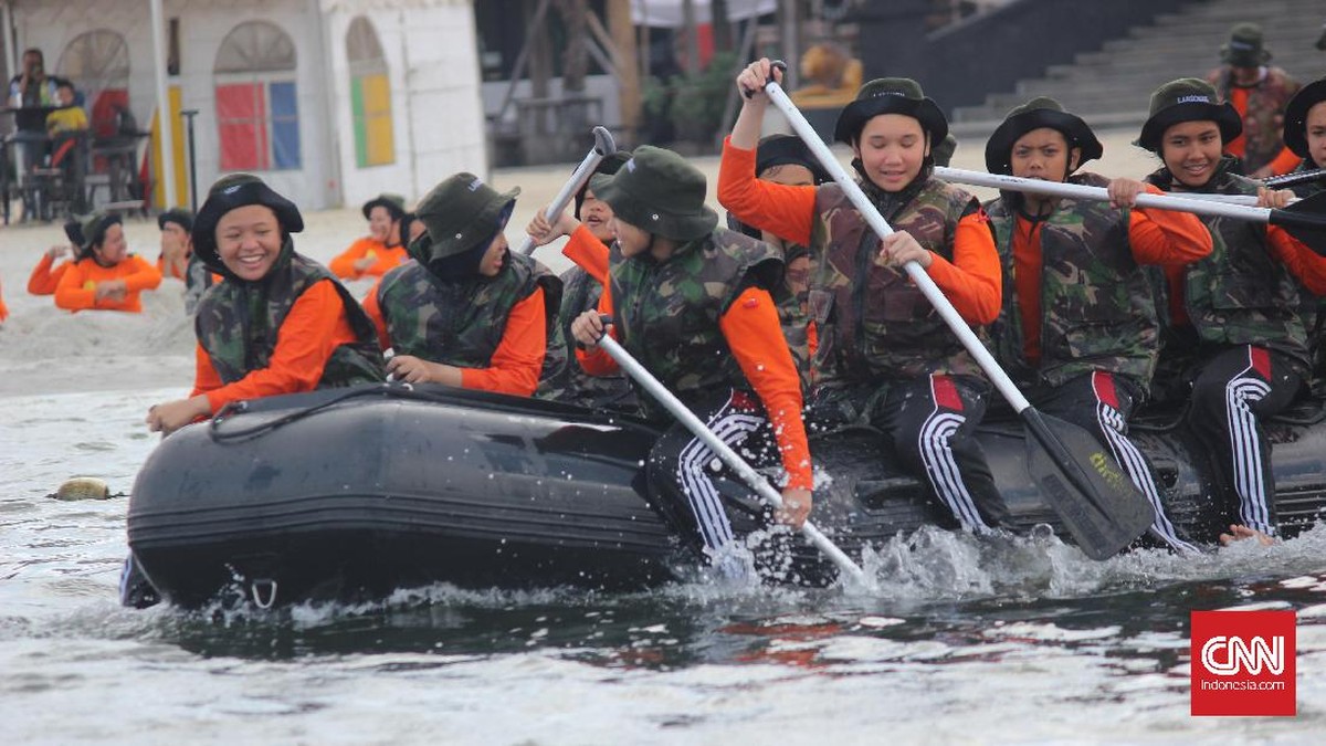 Serunya Berlatih Kedisiplinan dan Kekompakan di Laut