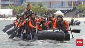 Belajar Kekompakan Lewat Dayung Perahu