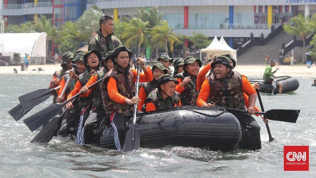 Untuk bisa sampai ke tujuan dibutuhkan kekompakan. Jika gerakan mendayung tak senada, perahu karet tak akan sampai tujuan.
