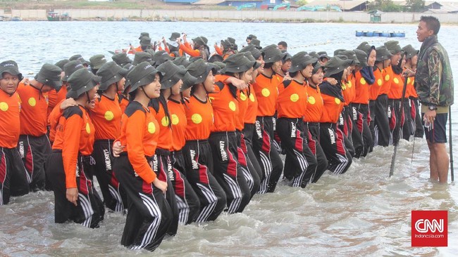 Mendengar kata militer atau marinir pasti yang terbayang kesan seram, galak, mengerikan apalagi untuk anak sekolah. Tapi apakah sengeri itu?