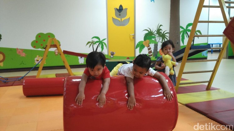 Bunda sedang mempertimbangkan menitipkan si batita ke daycare? Nah, tips memilih daycare ini penting disimak, Bun.