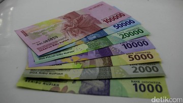 1. Anak Memberi Uang dari Celengan