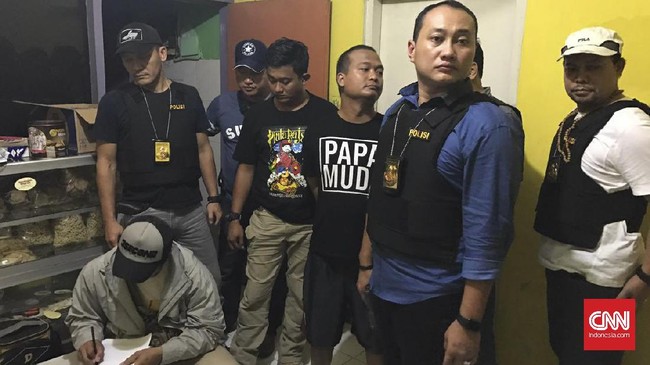 Saat melakukan sweeping, pelaku berinisial RMN yang berprofesi guru itu melakukan propaganda untuk melakukan tindak kekerasan.