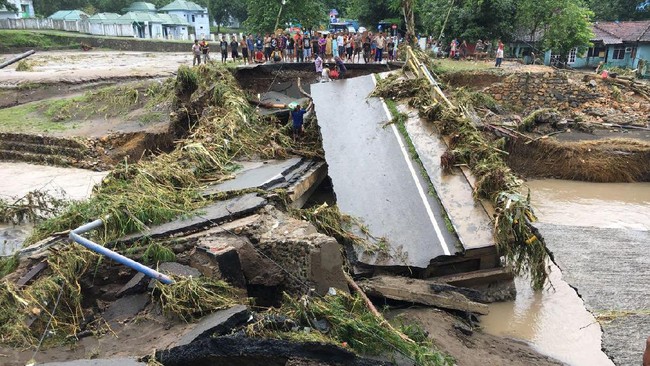 Kerusakan cukup parah terjadi di Kota Bima. Aktivitas masyarakat masih lumpuh karena ribuan bangunan terendam. 