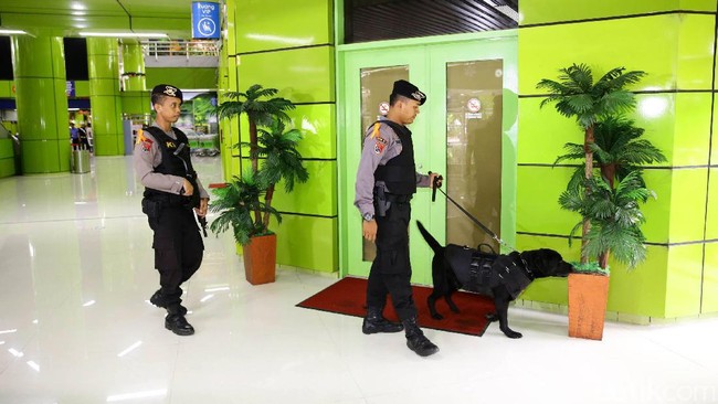 Sedikitnya 150 ribu personel gabungan TNI dan Polri diterjunkan mengamankan dua hari besar tersebut dengan fokus di tempat ibadah dan pusat perbelanjaan.