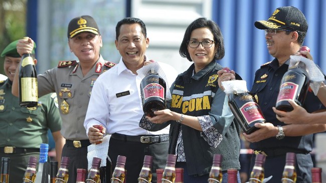 Miras dan rokok ilegal yang tidak dilekati pita cukai atau menggunakan cukai palsu melanggar UU Nomor 39 Tahun 2007 tentang Cukai.