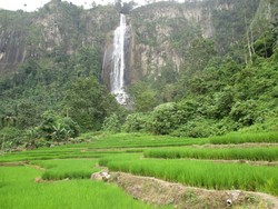 Ponot, Air Terjun Tertinggi yang Berasal dari Aliran Danau Toba