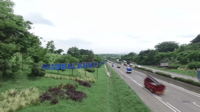 Pilar Jembatan Cisomang di Tol Purbaleunyi bergeser melebihi batas. Namun jembatan masih aman untuk dilintasi kendaraan pribadi dan bus.