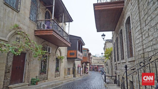 Perpaduan apik budaya Eropa dan Asia yang terekam dalam panorama dan situs-situs sejarah menjadi salah satu daya tarik utama kota Baku, Azerbaijan.