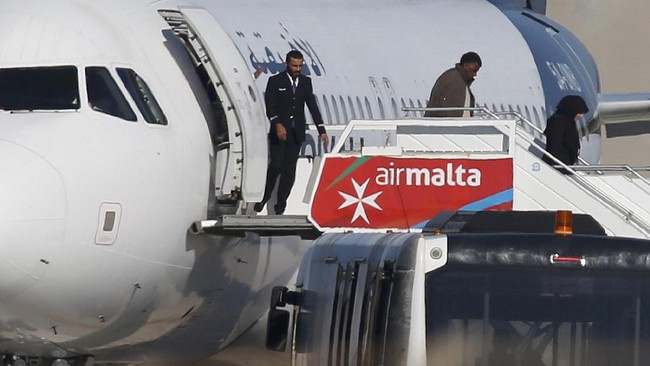 Para penumpang mulai dibebaskan dari sebuah pesawat maskapai penerbangan internal Libya yang dibajak dan terpaksa mendarat darurat di Malta.