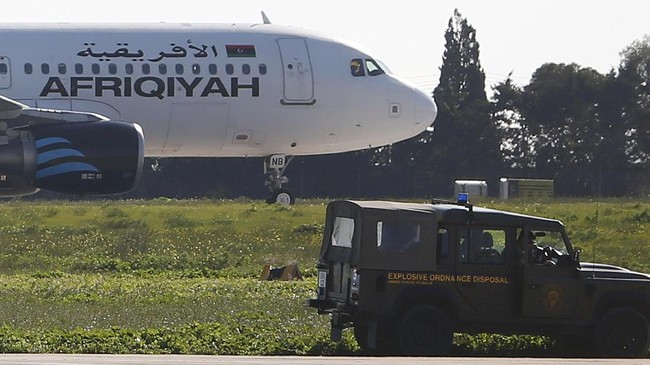 Sebuah pesawat penerbangan internal di Libya dibajak oleh seorang pria yang mengaku memiliki granat pada Jumat (22/12), dan terpaksa mendarat di Malta.