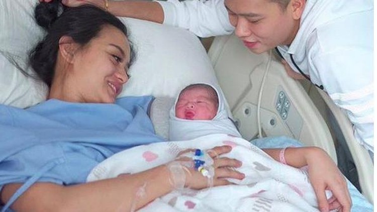 Ririn Ekawati menceritakan kembali momen sang suami, Ferry Wijaya, menghembuskan napas untuk terakhir kali.