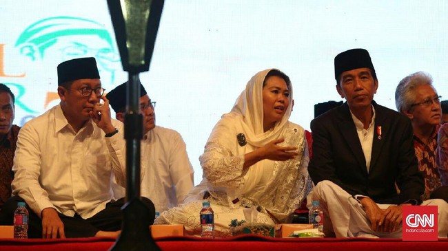 Kehadiran Presiden Jokowi yang mengenakan kopiah hitam dalam Haul Gus Dur langsung disambut selawat badar.