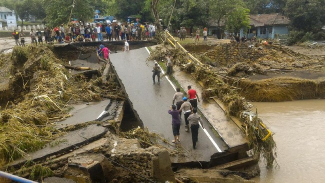 Layanan listrik dan telekomunikasi mulai membaik pascabanjir bandang di Kota Bima dan Kabupaten Bima. 
