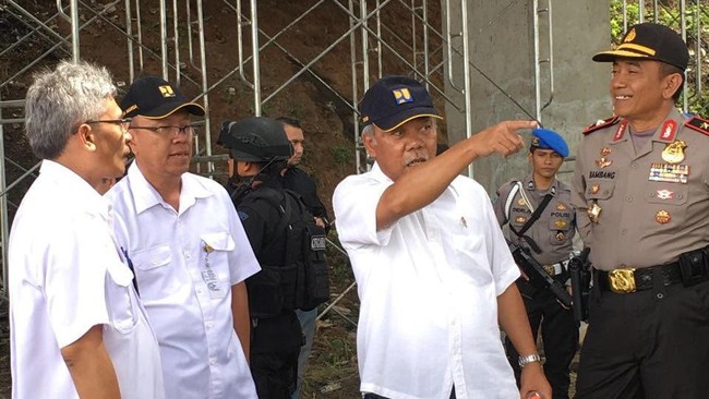 Volume kendaraan dari arah Jakarta menuju Bandung yang melintasi jalur Jembatan Cisomang dibatasi hanya kendaraan kecil atau mini bus selama proses perbaikan.