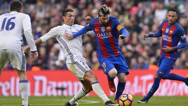 Pep Guardiola menyebut Cristiano Ronaldo ada di puncak daftar pemain hebat, namun Lionel Messi ada di level yang berbeda.