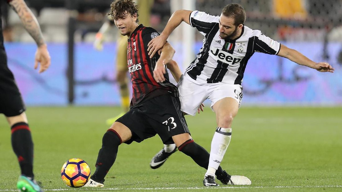 Kala AC Milan Kembali Angkat Trofi Juara