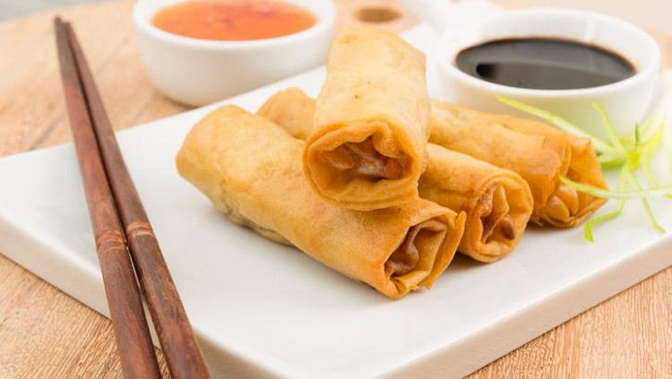 Menggoreng lumpia agar renyah dan tak menyerap minyak ada triknya, Bunda. Salah satunya memperhatikan adonan dan cara menggorengnya.