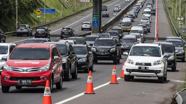 Pengemudi dari Bandung menuju Jakarta sudah bisa melewati jalan tol seperti biasa pada Jumat (29/4) karena kebijakan contraflow satu lajur.