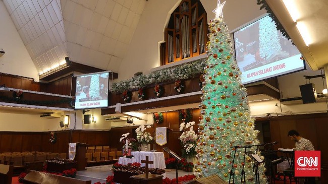 GPIB Paulus, Menteng, Jakarta Pusat, memasang pohon Natal berbahan botol plastik bekas. Pohon itu pernah mendapat pujian dari Ahok