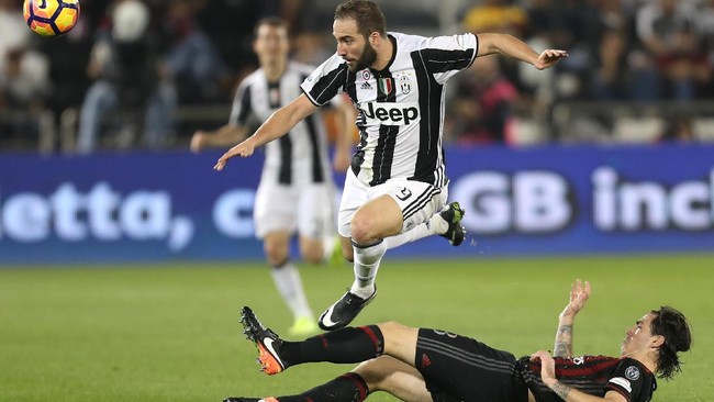 Diego Maradona menilai striker Juventus Gonzalo Higuain hanya sekadar sosok pencetak gol dan tak seistimewa Lionel Messi dan Paulo Dybala.