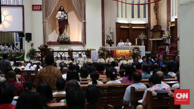 Kepala Biro Humas NTT Marius Ardu Jelamu menjelaskan alasan acara misa penahbisan tersebut tetap digelar. Kata dia, imbauan pembatalan mendadak.