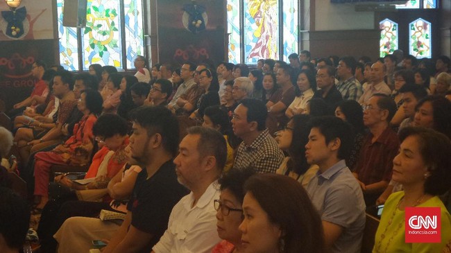Calon gubernur petahana DKI Jakarta Basuki Tjahaja Purnama hadiri pelaksanaan ibadah natal di Gereja Kristus Yesus (GKY) Pluit, Jakarta Utara, Minggu (25/12).