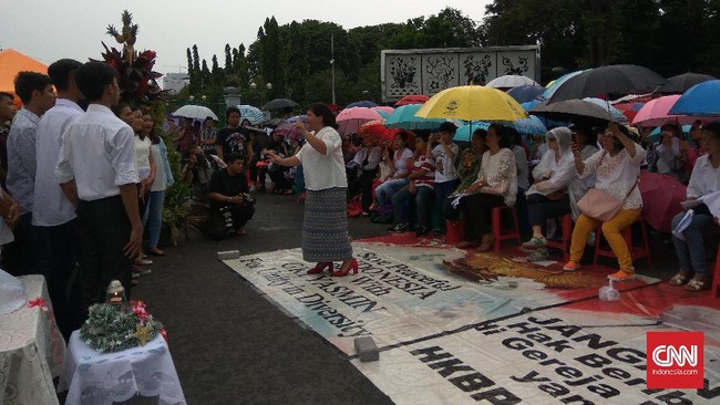 Ratusan jemaat belum bisa melakukan ibadah di kedua gereja itu karena adanya masalah hukum terkait pendirian rumah ibadah mereka.