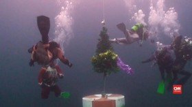 Penyelam Rusia Rayakan Natal di Bawah Air
