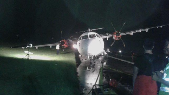 Bandara Ahmad Yani Semarang ditutup sementara hingga 15:40 UTC atau pukul 22:40 WIB untuk mengevakuasi pesawat Wings Air yang tergelincir.