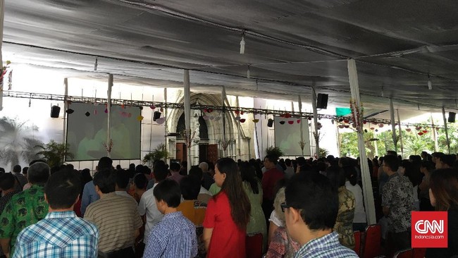 Uskup Agung Jakarta, Ignatius Suharyo memimpin ibadah Natal dan menyampaikan pesan damai di Gereja Katedral, Jakarta Pusat pada Minggu (25/12).