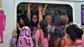 Penumpang Angkutan Umum Ingat Jaga Jarak Demi Cegah Corona