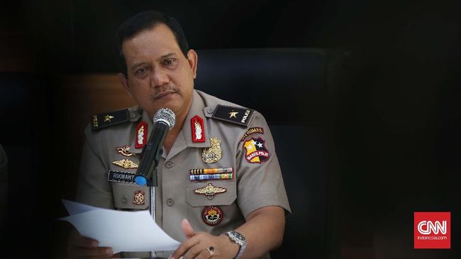 Polisi Tangkap Pelaku Pencemaran Nama Baik Anggota DPR Kepolisian telah menangkap Fajar Agustanto yang merupakan pelaku pencemaran nama baik Anggota Komisi III DPR Akbar Faisal.