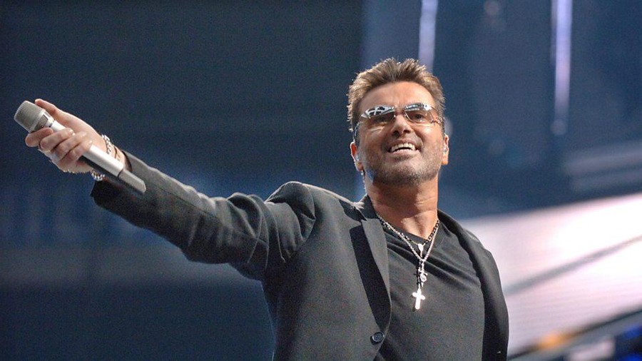 George Michael penyanyi