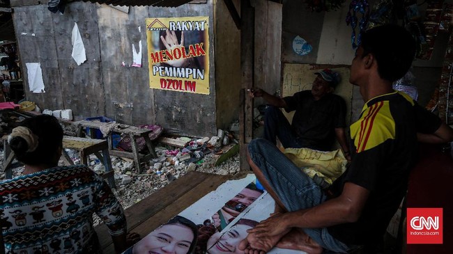 Calon Wakil Gubernur Sandiaga Uno berdialog dengan warga Kampung Akuarium yang pernah digusur oleh Pemprov DKI Jakarta. Warga meminta rumah mereka kembali.