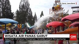 Ribuan Wisatawan Padati Pemandian Air Panas Garut