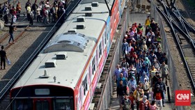 Perjalanan KRL Terhenti Imbas Gangguan Listrik di Pasar Minggu