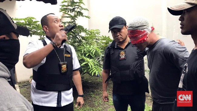 Kasubdit Jatanras Polda Jateng AKBP Nanang Haryono bersama tim saat membekuk Eko Wahid, tokoh anarkisme kelompok LUIS pada Selasa (27/12).