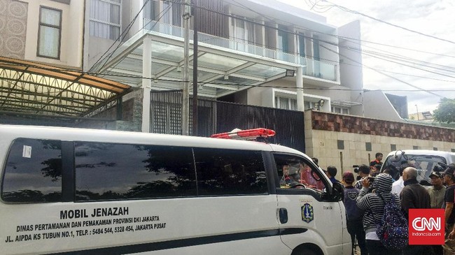 Dari hasil olah tempat kejadian perkara, polisi tak menemukan barang yang hilang dari rumah korban pembunuhan.