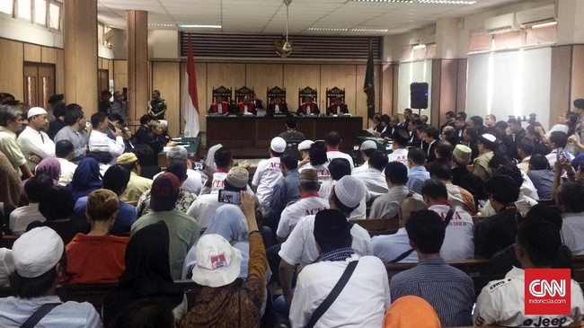 Setiap pengunjung sidang Ahok dibekali kartu pengenal, bertujuan membatasi jumlah pengunjung yang memasuki ruang persidangan di gedung Auditorium.