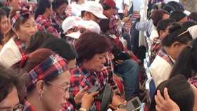 Sidang Ahok Tertutup, Relawan Tunggu Keterangan Pengacara