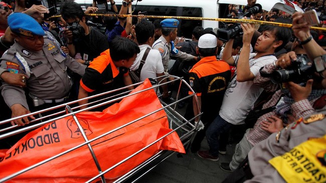 Jenazah korban perampokan Dodi Triono dan dua putrinya Arika dan Gemma akan dibawa pulang ke Pulomas malam ini, dan dimakamkan esok hari.