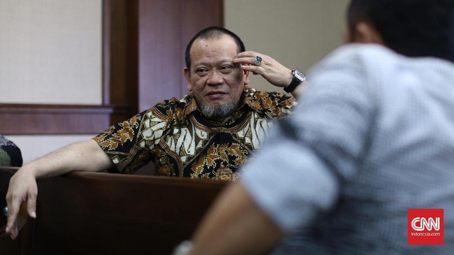 La Nyalla dibebaskan dari seluruh dakwaan. Hakim menyatakan La Nyalla tidak terbukti secara sah dan meyakinkan melakukan tindak pidana korupsi.