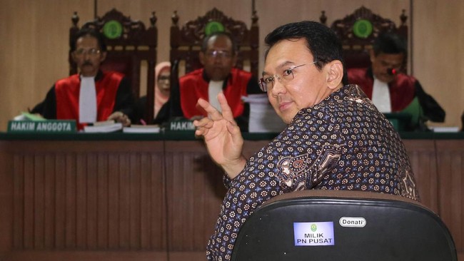 Sekitar 80 orang tersebut berasal dari kelompok pendukung Ahok dan perwakilan GNPF MUI. Para peserta yang menonton pun harus memilik tanda pengenal.