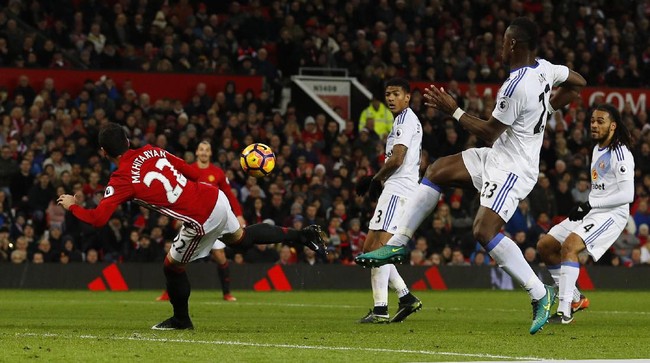 Mkhitaryan menutup skor pertandingan MU versus Sunderland dengan tendangan mengejutkan. Gelandang Armenia itu melakukan tembakan bak ekor kalajengking.