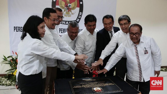 Perubahan sistem pemilu yang terjadi pada 2004 membawa angin segar bagi kehidupan berdemokrasi di Indonesia. Kini partai besar menginginkan kembali ke era Orba.